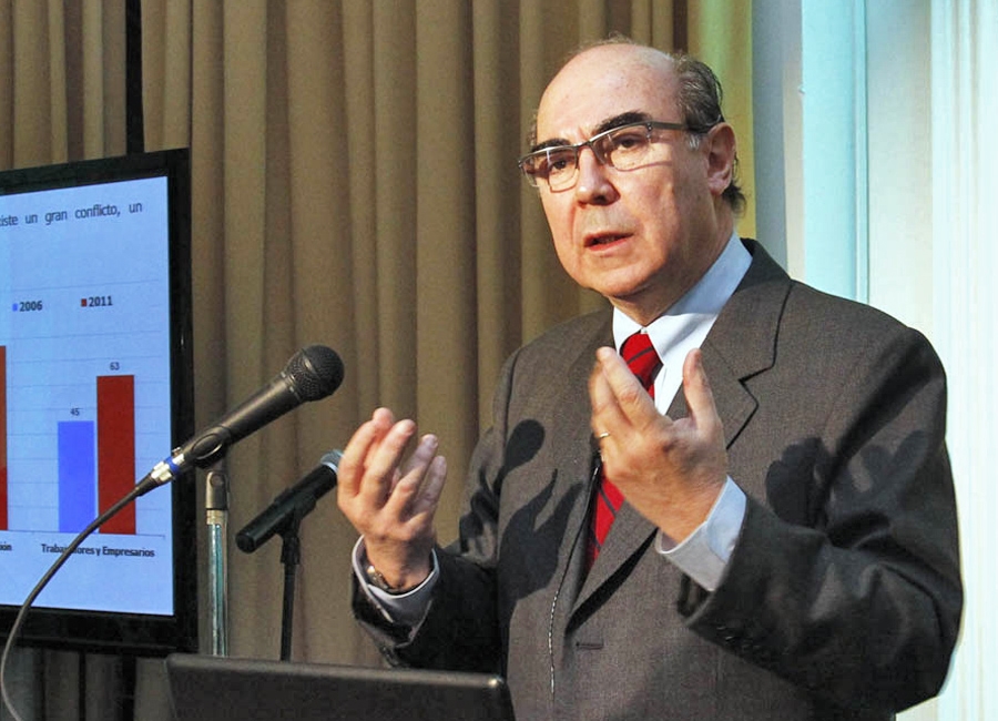 Roberto Méndez se aleja de GFK Adimark