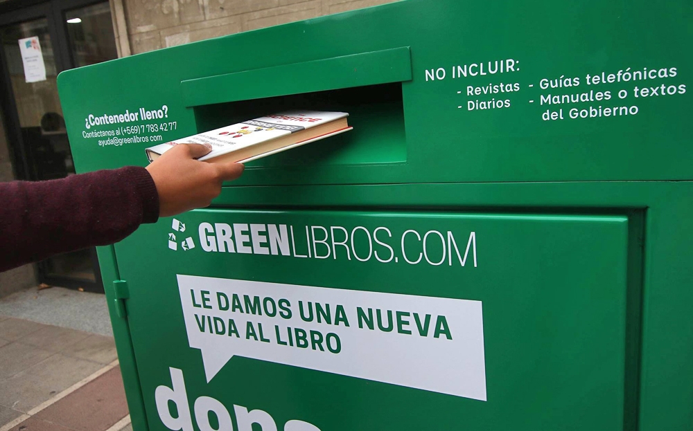 Reciclaje de libros en barrio residencial Valle Lo Campino