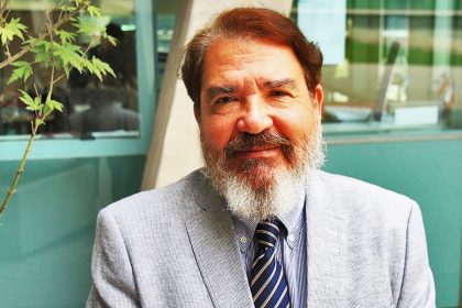 Facultades de negocios premian al profesor Pedro Hidalgo
