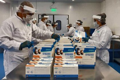 Mascarilla autodesinfectante creada por empresa chilena
