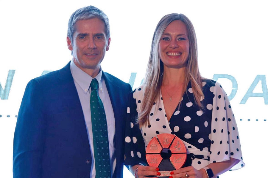 Carla Vairetti recibe premio a la innovación de la U de los Andes