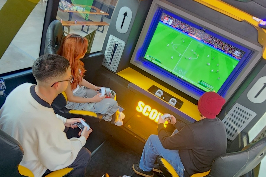 El bus gamer 100% chileno de la bebida energética Score
